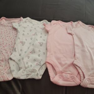 4 new born onsies